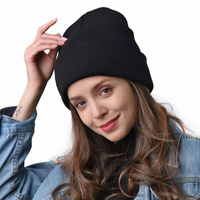 Czarna czapka typu krasnal beanie