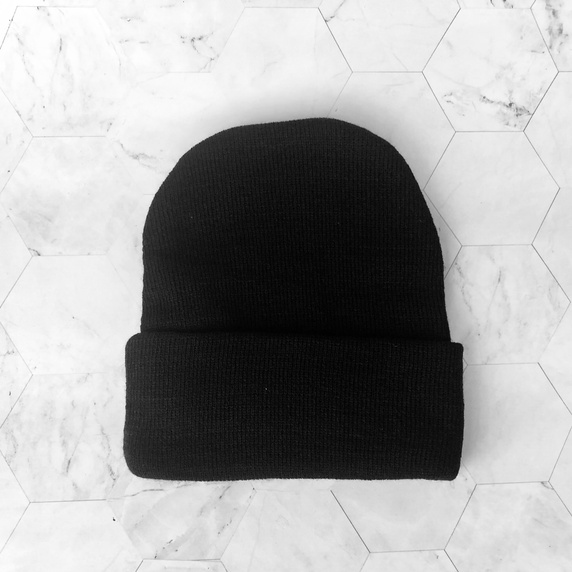 Czarna czapka typu krasnal beanie