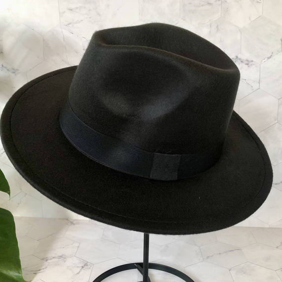 Czarny kapelusz damski z prostym rondem