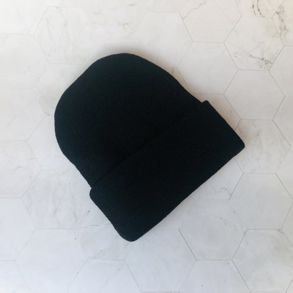 Czarna czapka typu krasnal beanie