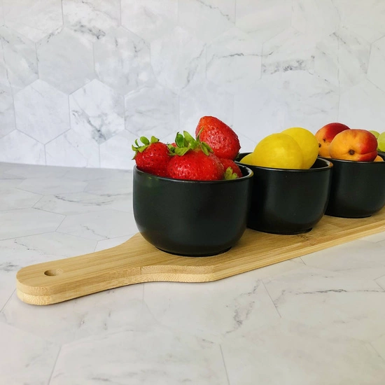 Czarne kokilki na bambusowej podstawce, miseczki czarne, zestaw na przystawki apetizery taca bambus.